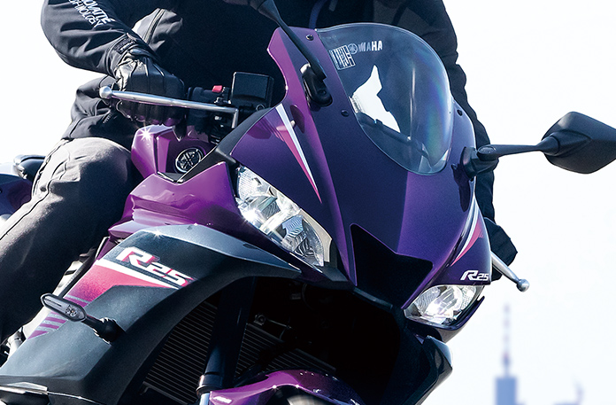 新型YZF-R25のフロントフェイス